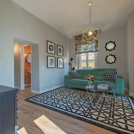 - Flamingo With Santa Croce View * Florenz